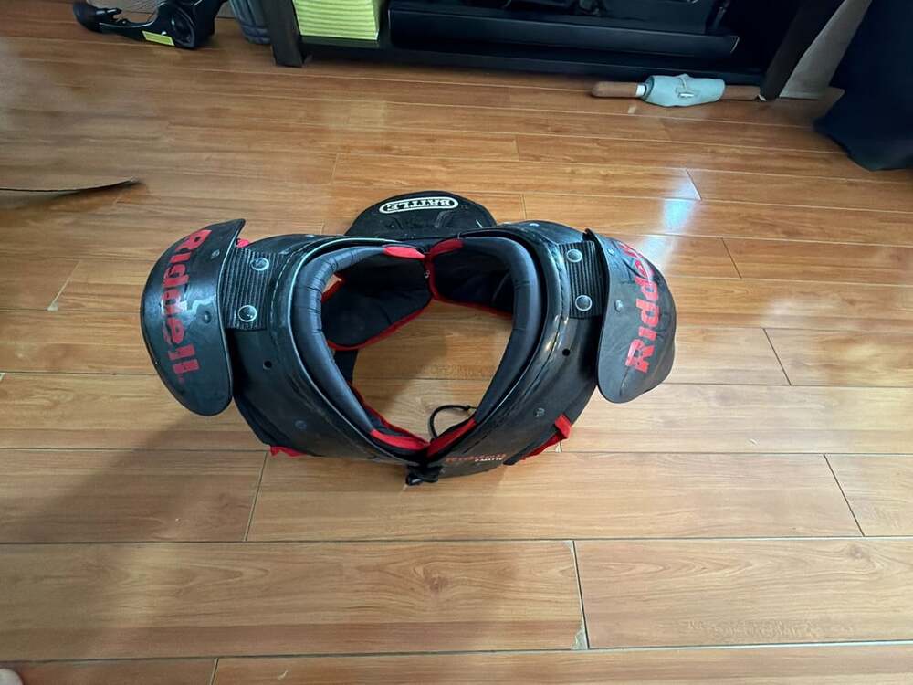 Riddell Z-Matte Youth Football Shoulder Pads Black Red Size XL 14-15